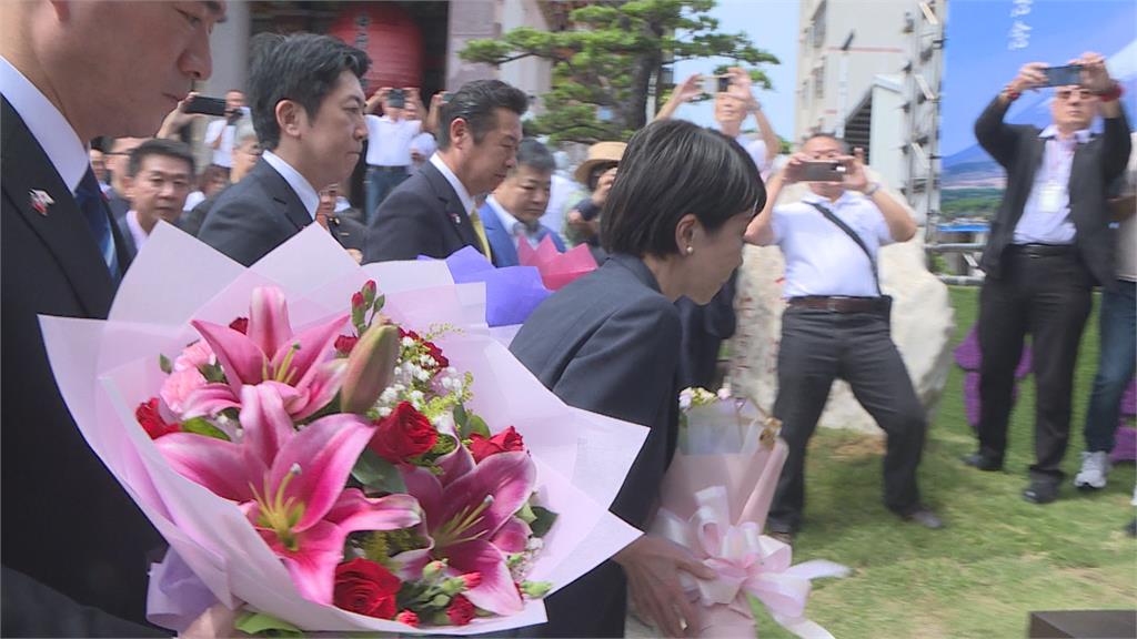 「日眾議員」高市早苗南下高雄 向安倍銅像獻花致意