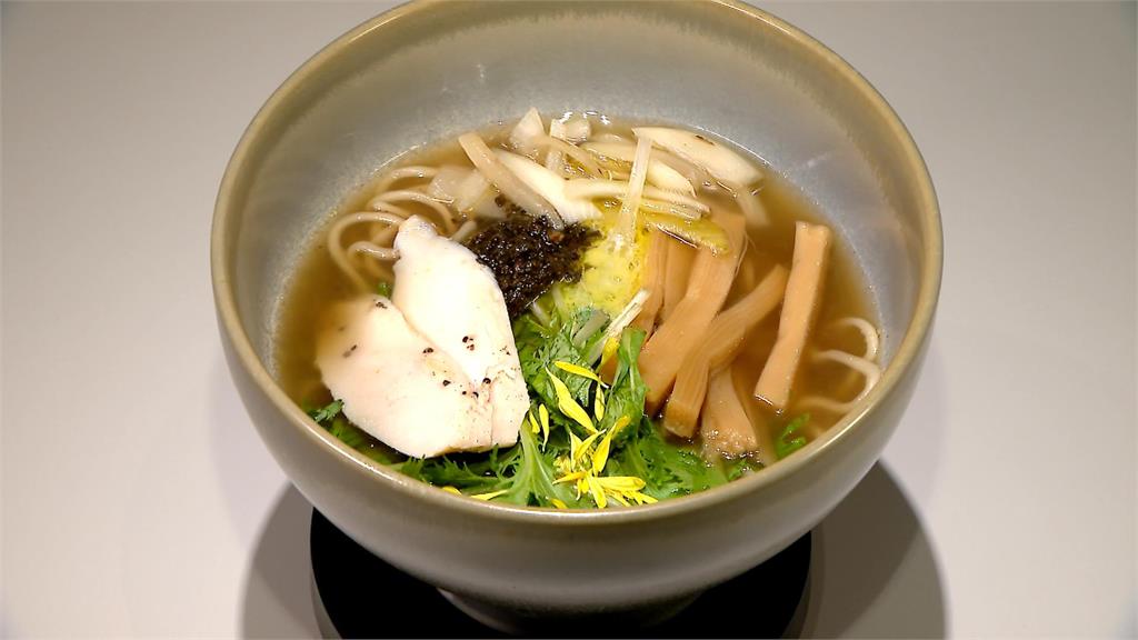 多了雞肉串燒前菜及甜點 吃日式拉麵如享用法式套餐