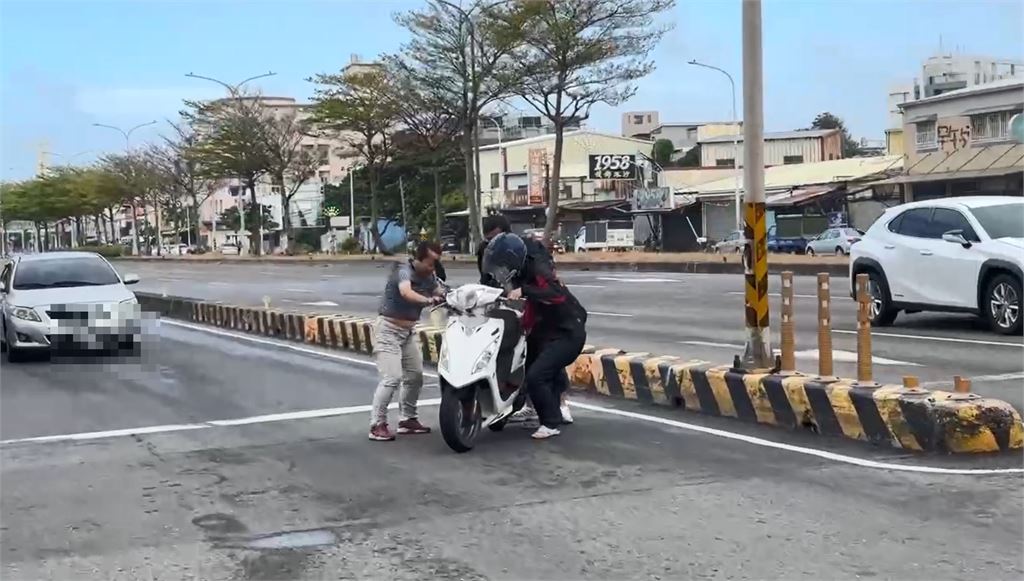 快新聞／薔琵狂風太猛！梧棲騎士卡路中　《民視》記者幫牽車「緊抱電線桿」