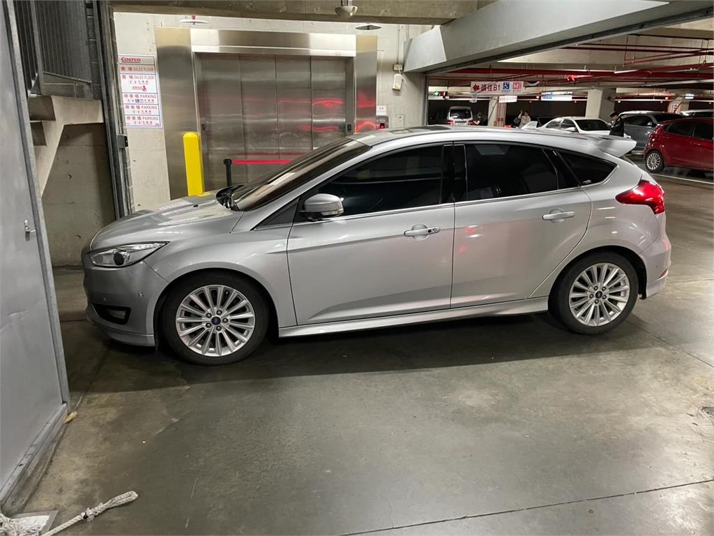 轎車貪圖方便亂停擋貨梯！　賣場員工「出動推車海包圍」反制