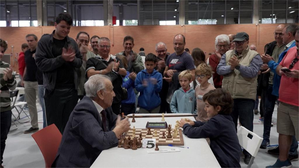 相差近1世紀西洋棋賽 104歲人瑞對決9歲小棋手