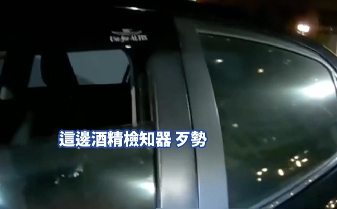 駕駛違停拒檢還「肉身撞警」！　車內搜出毒品、武士刀