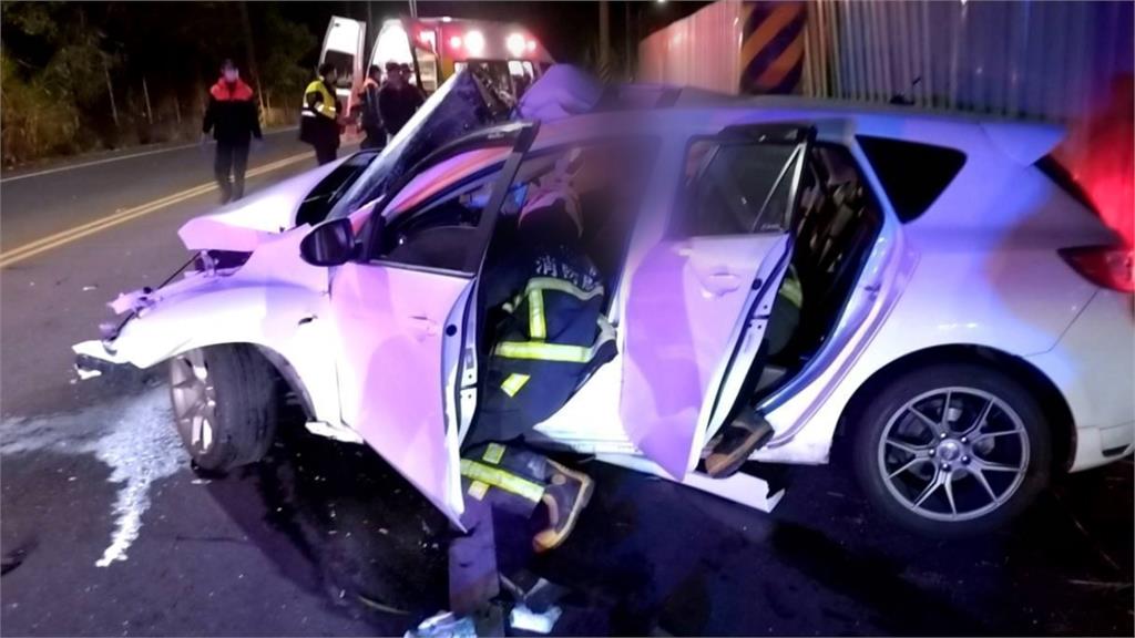 轎車過彎甩尾撞電桿!一乘客被夾在車內「斷腿」