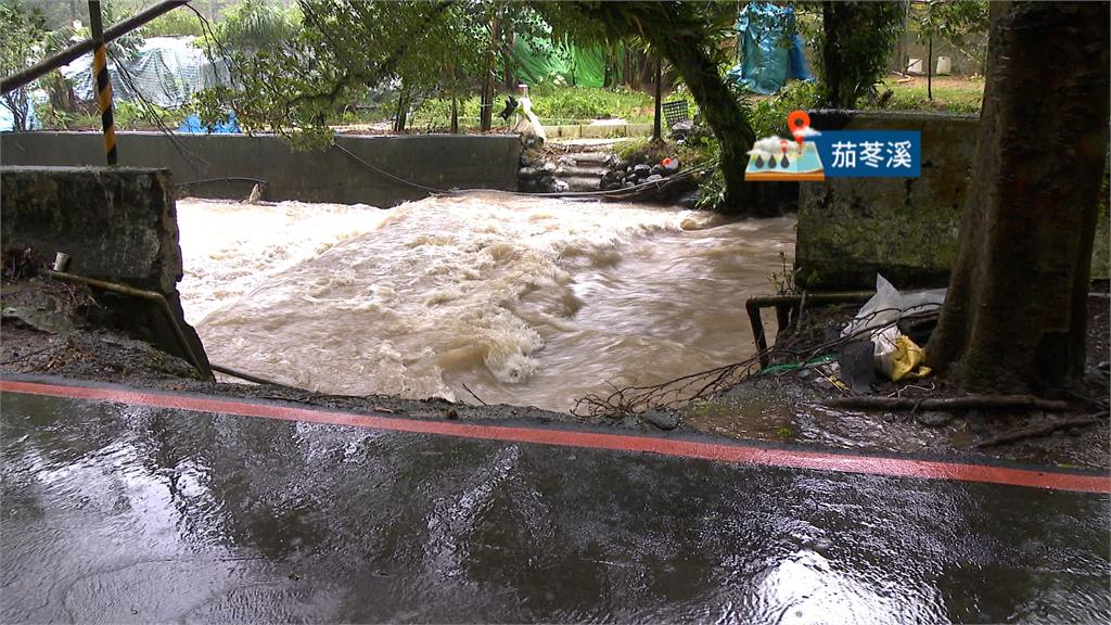 馬路成小黃河！汐止茄苳溪溪水暴漲　橫科路水淹進民宅