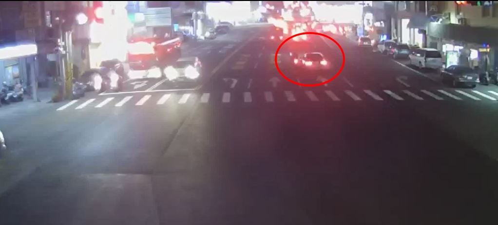 驚悚！機車「酒駕上路」撞轎車　騎士倒地狼狽遭逮