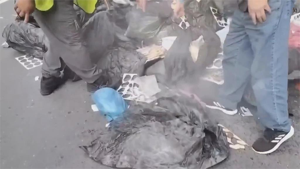 鋰電池丟進垃圾車　害垃圾車悶燒