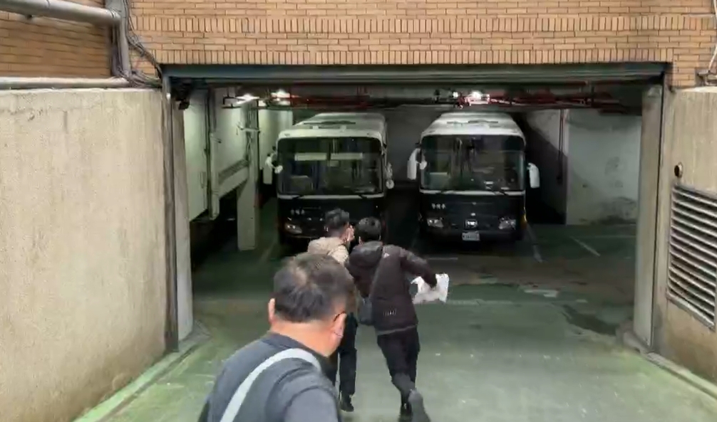 模型槍調包真槍遭聲押！　保二警移送北檢狂奔衝撞媒體