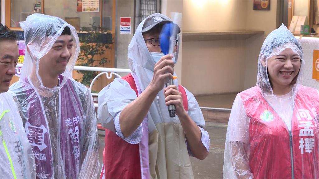 民眾「扮傅崐萁」諷林沛祥幫撐傘 林沛祥站路口、掃街回防