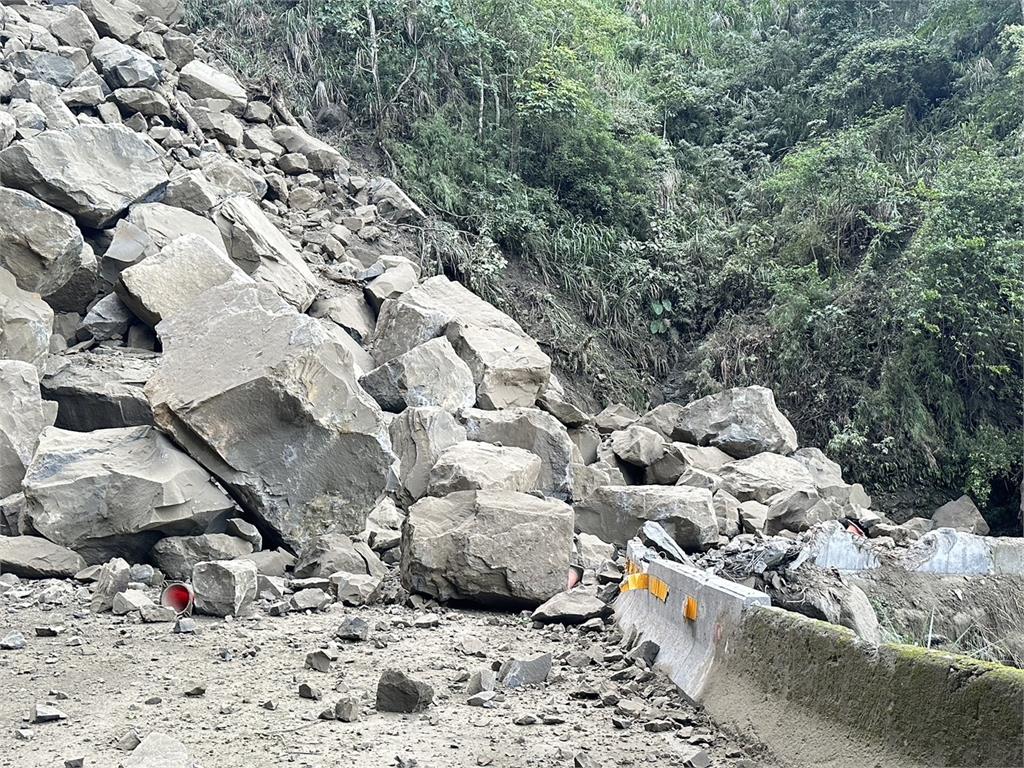 快新聞/嘉義縣道159甲「大量落石」道路中斷 大型機具進場搶通中