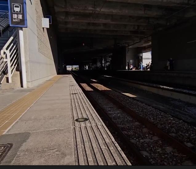 玩命!女子越火車月台警戒線 遭制止竟暴走跳軌幸獲救
