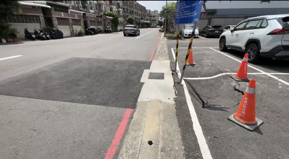 台南仁德2個月前路面修補換停車場塌！　　疑似水流掏空地基