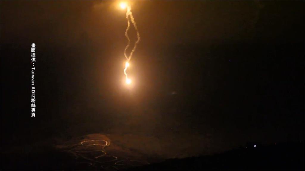 震撼!三軍聯勇操演登場 夜戰照明彈連發劃破星空