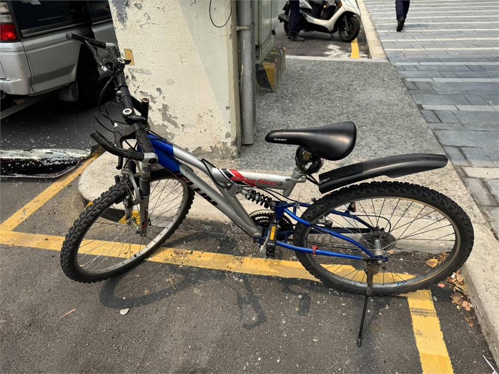 快新聞／頭卡在擋風玻璃「自行車無損」！彰化騎士衰撞違停車　廂型車駕駛下場曝光