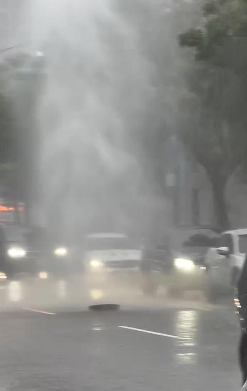 圖輯／台北狂淹大水！嚴重災情畫面一次看　多地水柱狂噴、大量污水覆蓋路面