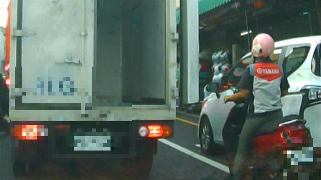 危險!你的車門沒關! 貨車門忘了關 駕駛追車告知