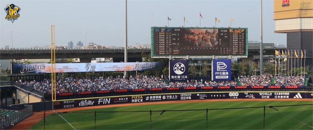 臺中洲際球場視覺大進化！ 中信兄弟導入台灣首創外野 LED 看板