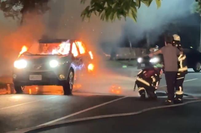 國民黨議員開車途中「突火燒車」急跳車!座車燒成火球「剩骨架」驚險畫面曝