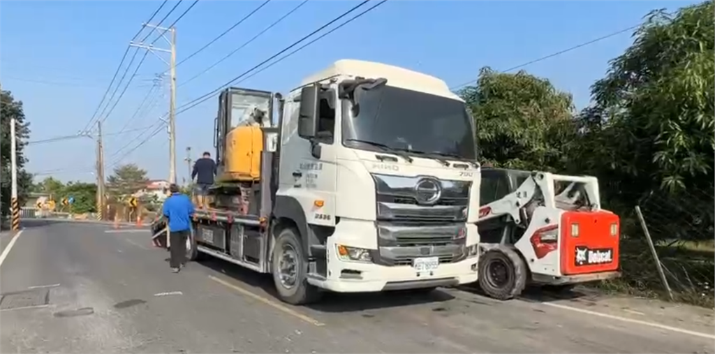 快新聞／怪手掉落砸騎士！屏東萬巒嚴重車禍　男子送醫前已無生命跡象