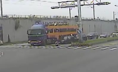 花蓮轎車違規逃逸「一路衝」 大貨車協助警方攔截逮人