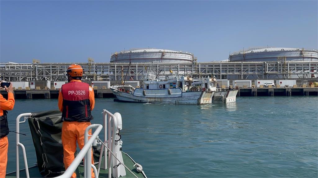 雲林外海漁船船艙進水 2艘海巡艇馳援抽水解危