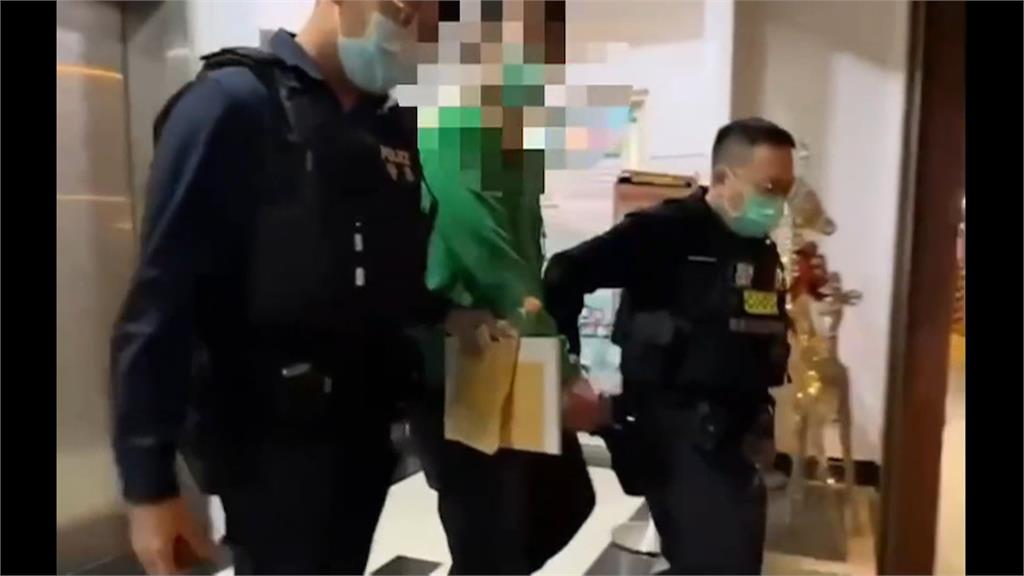 醒醒啊!駕駛違停店門外呼呼大睡 警到場叫醒查覺神色有異!果然有詭