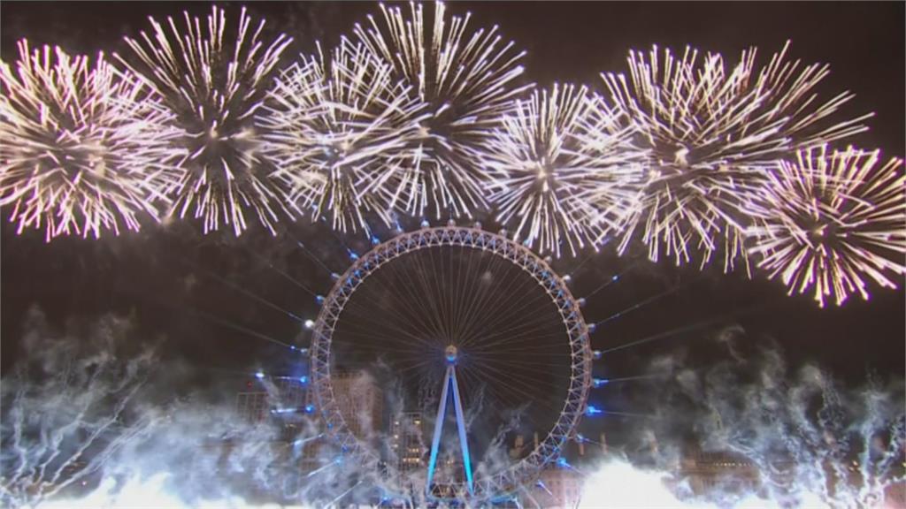 大笨鐘聲敲響迎2025 英國倫敦煙火秀登場