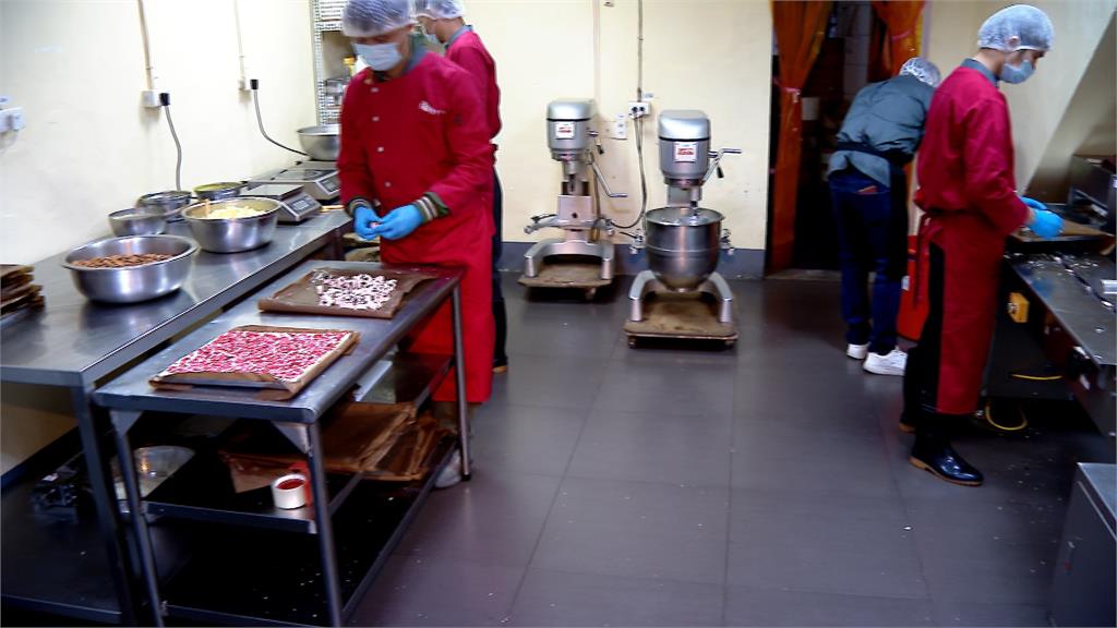 年節伴手禮玩創意！　果乾鋪牛軋糖表面保留酸甜果香