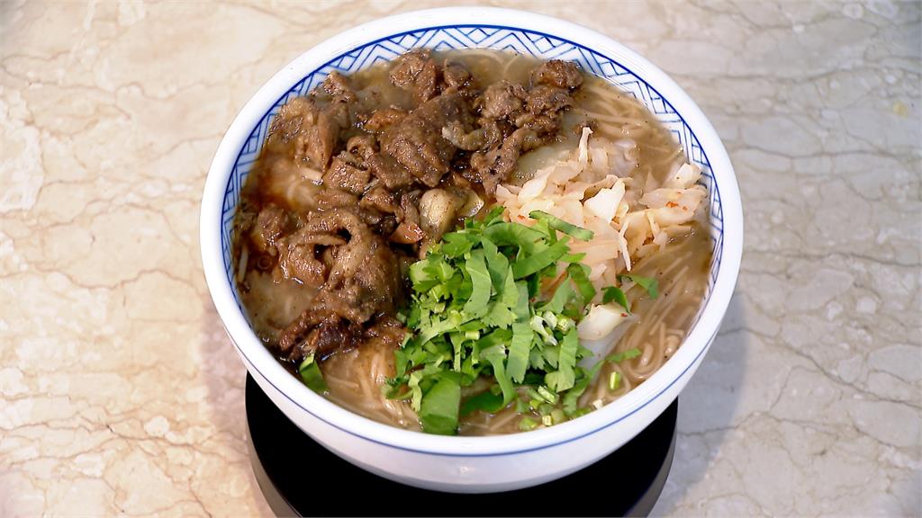 飯店主廚賣麵線大玩創意 「加入油條、舒肥雞」沾青醬