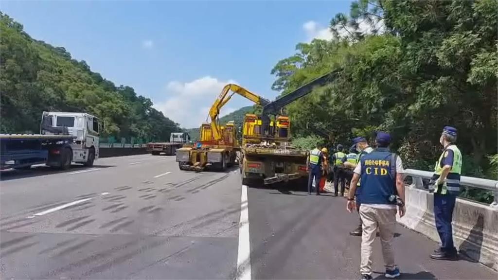 國3死亡車禍！　聯結車衝破護欄卡邊坡　駕駛困變形車廂不治