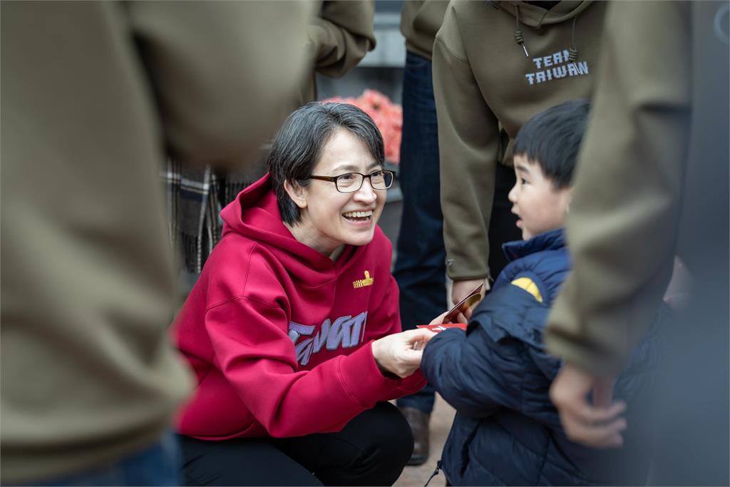 蕭美琴走春被「選中」了!罕見「蜻蜓停留鏡框」照曝光 內行人揭神祕意涵