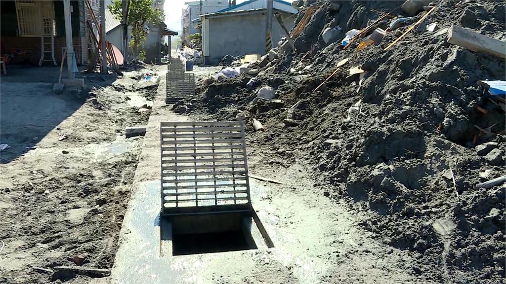 敦厚路淤泥堆放兩層樓高飄臭味　災民嘆遲未清走！季連成這樣說