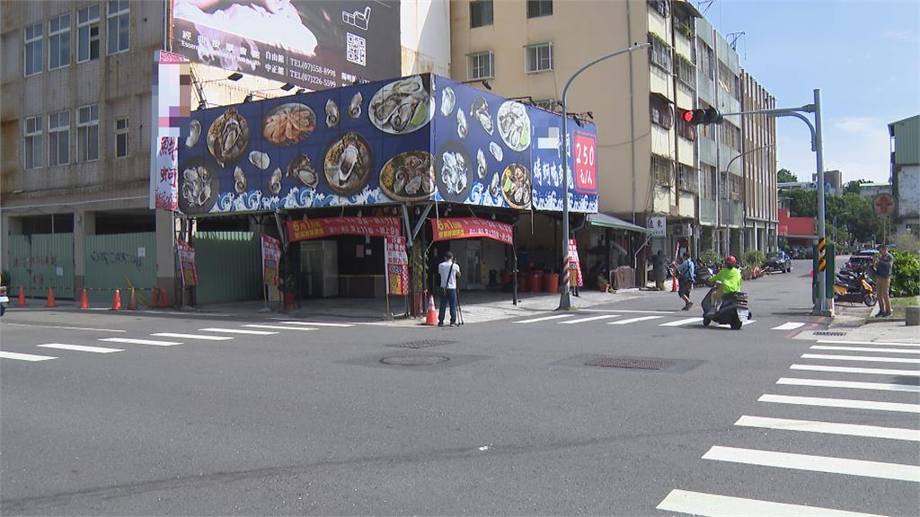 高雄熱炒店桌椅佔用車道 網轟:乾脆封街做生意