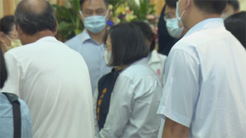 快新聞/勇消火場殉職「殯儀館設立聯合靈堂」 蔡英文到場慰問家屬