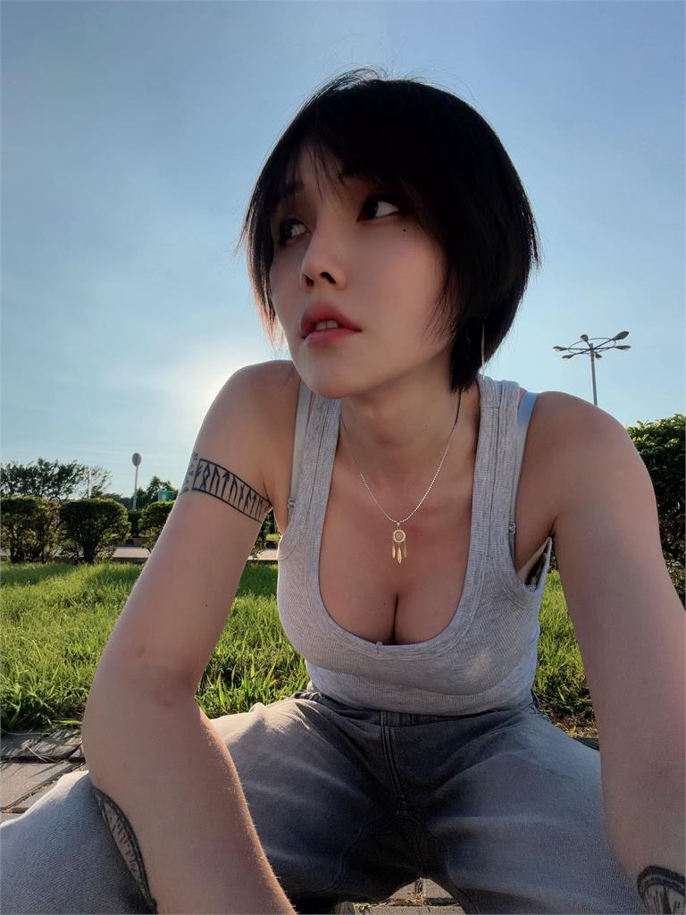 反指標女神巴逆逆「為何拍OnlyFans」！她曝1契機：金錢面前尊嚴不值一提