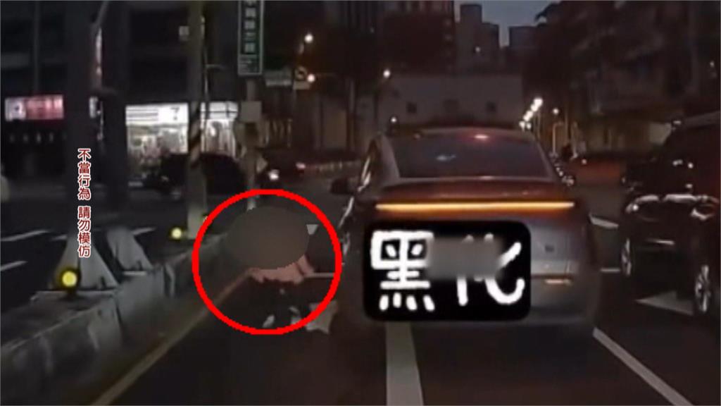 這款父親！疑受不了孩哭鬧路中丟包　女童赤腳沿路跑...警方、社會局追查