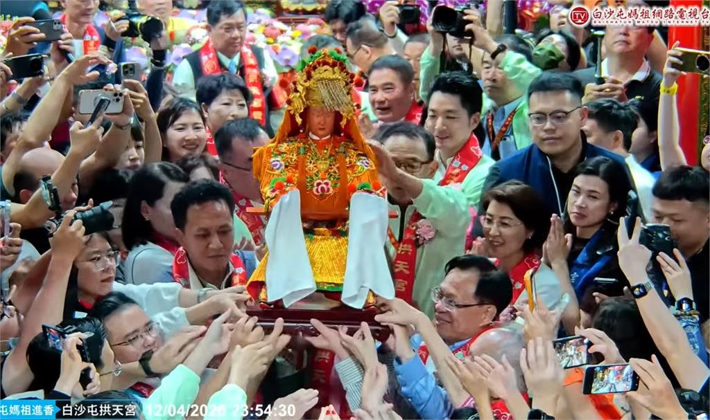 吊車大王「坐矮凳」!白沙屯拱天宮「主委坐大位」挨轟失禮 本尊急發聲還原真相