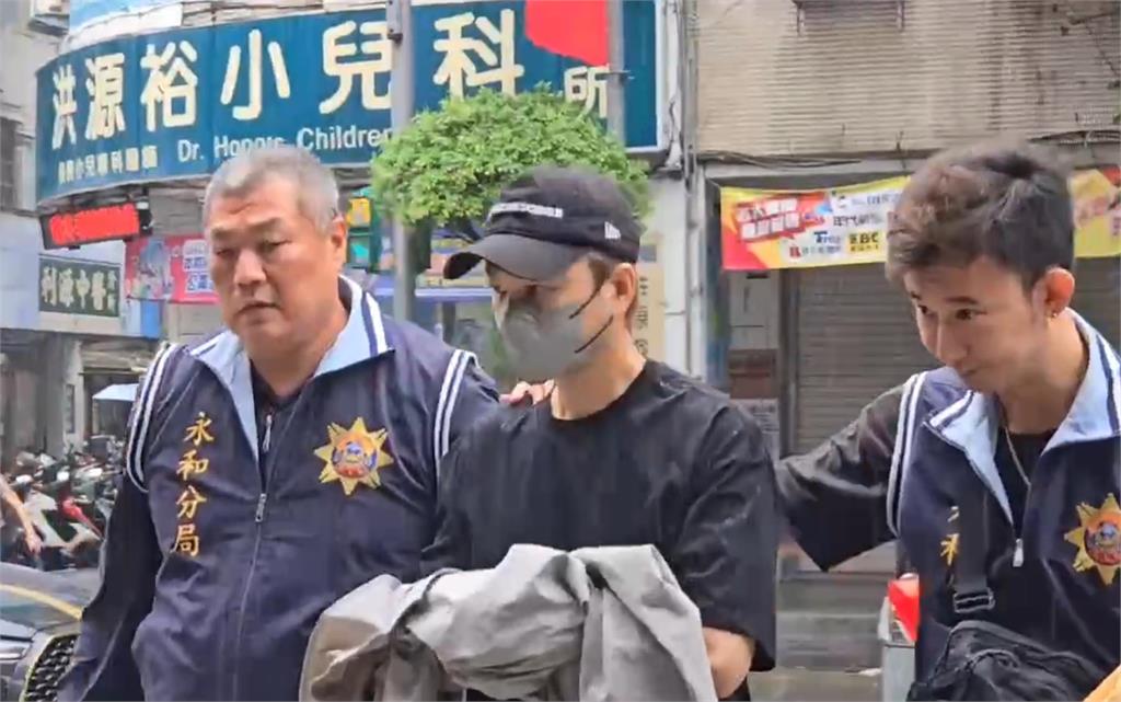 閃兵案延燒!Energy張書偉雨中被押下車 雙手上銬沉默步入分局