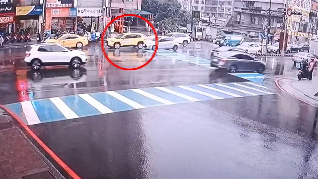 小客車追撞運蛋車 車上近2千顆雞蛋全「跳車」