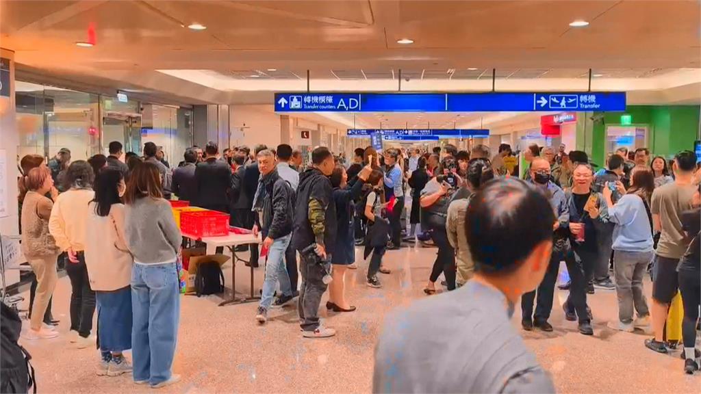 首班「杜拜返台航班」降落！旅客：心終於可以定下來