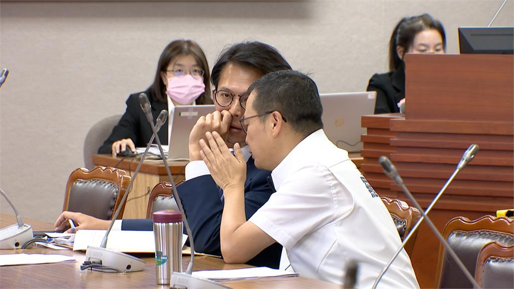 黃國昌避談兒國籍問題　質詢台再槓上鄭銘謙