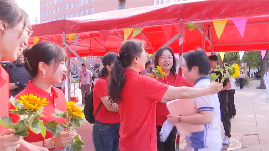 中國1335萬高中生拚高考! 出奇招「穿紫內褲、旗袍」求好成績