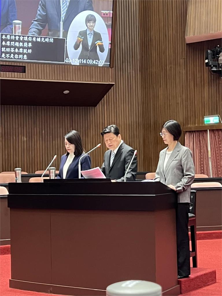 影/傅崐萁質詢被錄影不滿開嗆「羞恥」!陳玉珍「肉身護主」朝綠委比1手勢