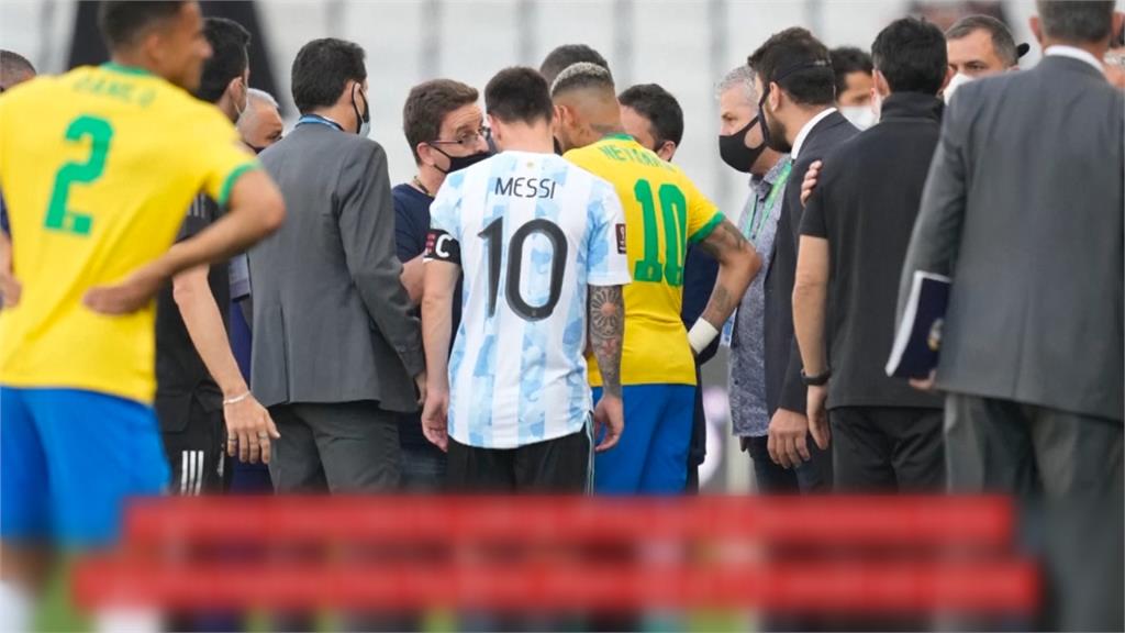 梅西、內馬爾對決被打斷　巴西警方闖球場抓選手