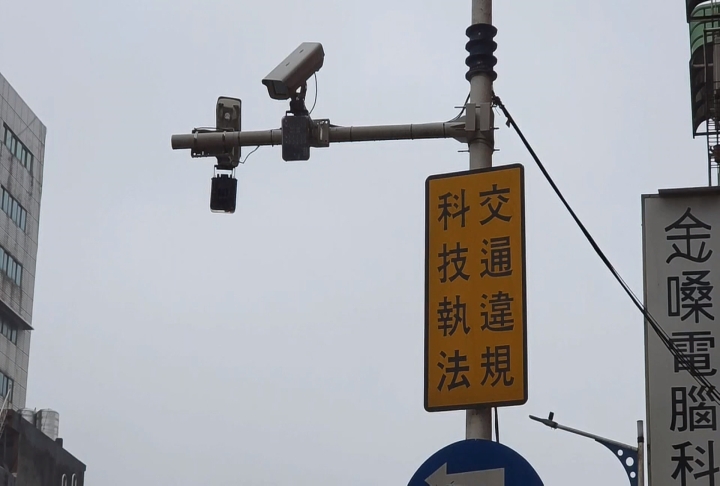 運將為閃避一路違停車輛 //被迫跨越雙白線 開上罰單