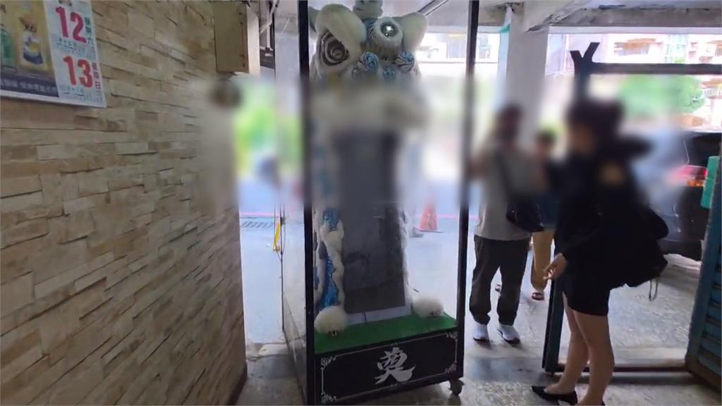 不堪長期檢舉! 基隆花店「擺喪禮靈獅」諷檢舉達人