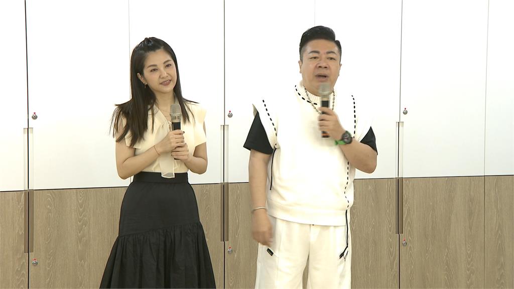 撐傘幫忙長者過馬路　董至成：盼減少行人地獄