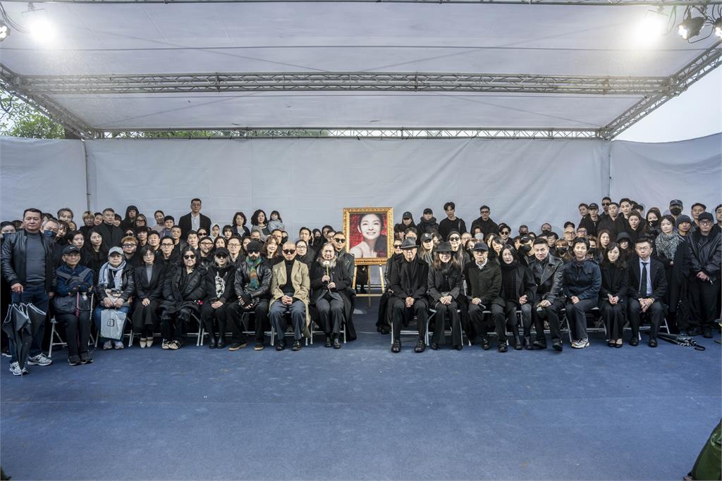 大S逝世週年揭幕「紀念雕像」！小S親友齊聚「S媽抱住痛哭」畫面曝光