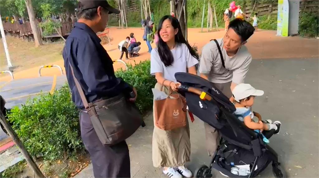 一家人逛動物園遇「獼猴強盜」 獼猴搶劫嬰兒車父護子重摔倒地