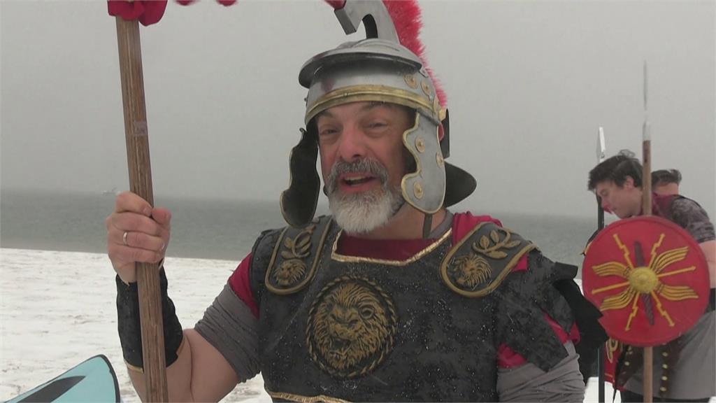 美國波士頓民眾寒風換泳裝 衝4度海水挑戰自我慶新年