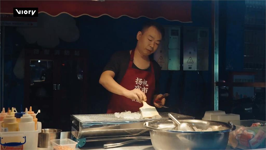 這也能烤？中國小吃「烤冰塊」爆紅　老闆不忘提醒：趁熱吃